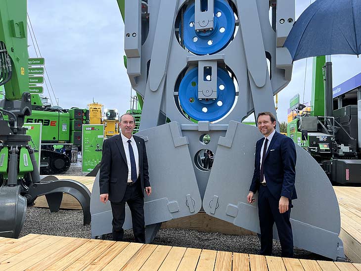Minister Hubert Aiwanger und Messechef Stefan Rummel bei Sennebogen auf der bauma 2022 (©Foto. Martin Schmitz)